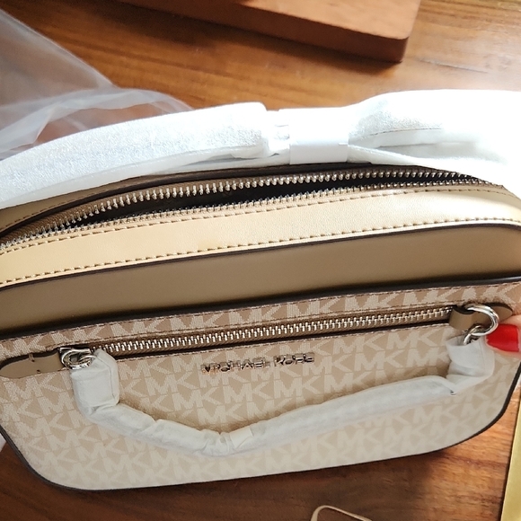 🔥Michael Kors NWT🔥Tan and Cream Crossbody Bag - Picture 4 of 6